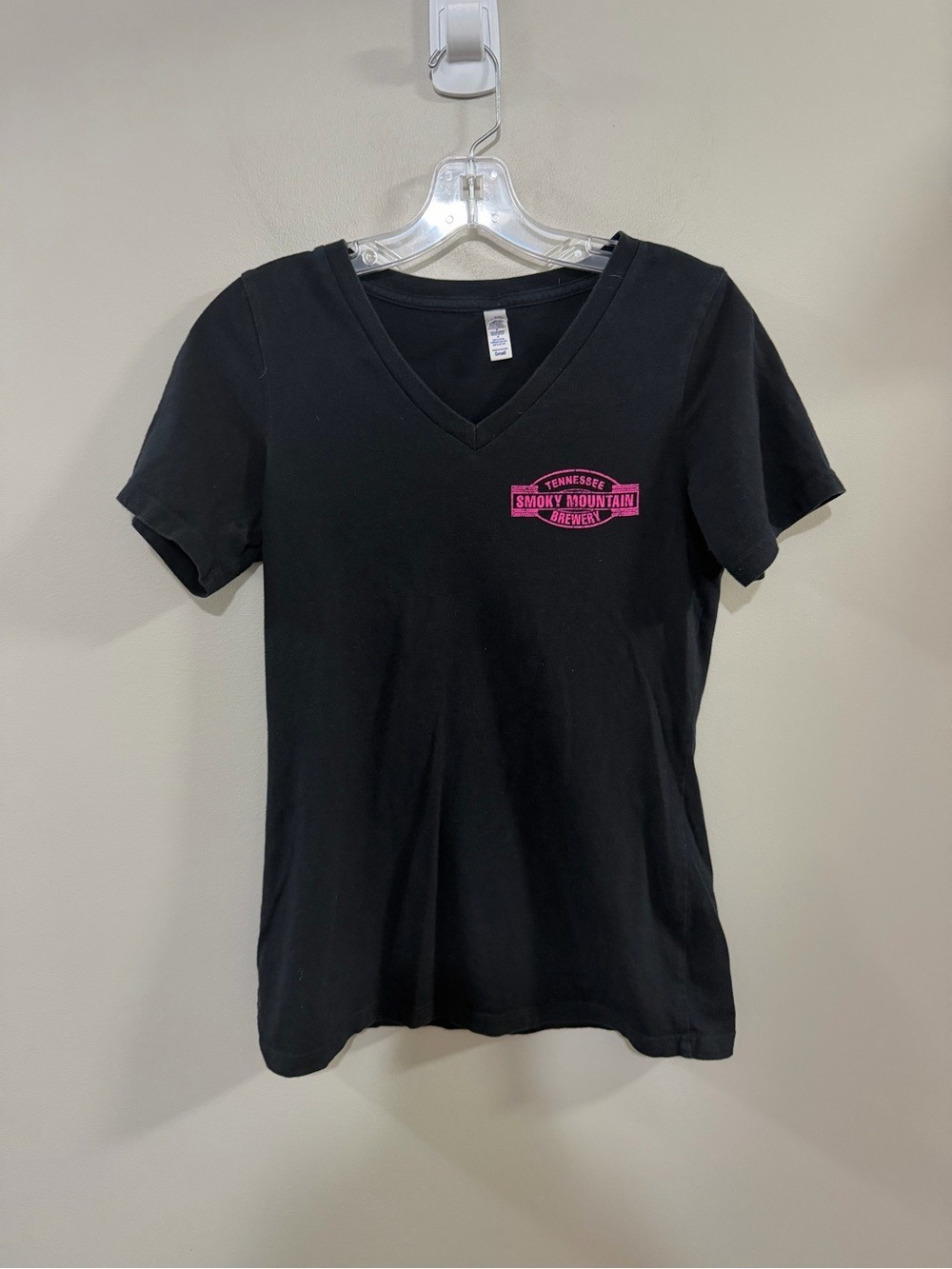Smoky Mountain Brewery Knoxville Black V‑Neck Tee. Size Small